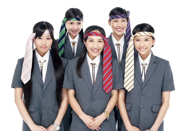 頭にネクタイを巻いた泥酔サラリーマンスタイルで労働意欲を燃やすももいろクローバーZ。