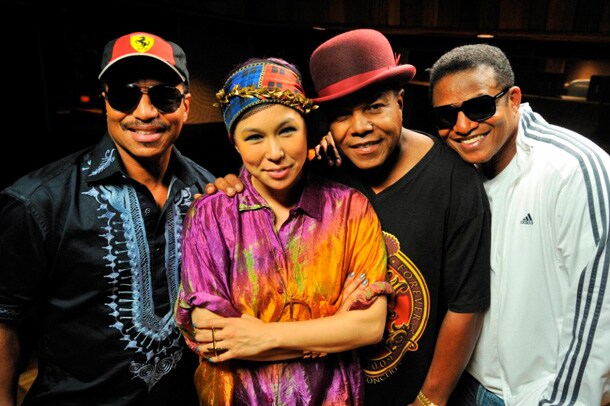 写真左からマーロン・ジャクソン、AI、ティト・ジャクソン、ジャッキー・ジャクソン。