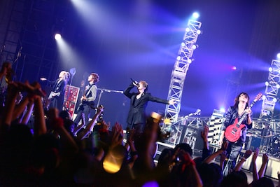 写真はツアー初日公演の模様。11月16日には3カ月連続CDリリースの第2弾となるシングル「My Private "Jealousy"」が発売される。