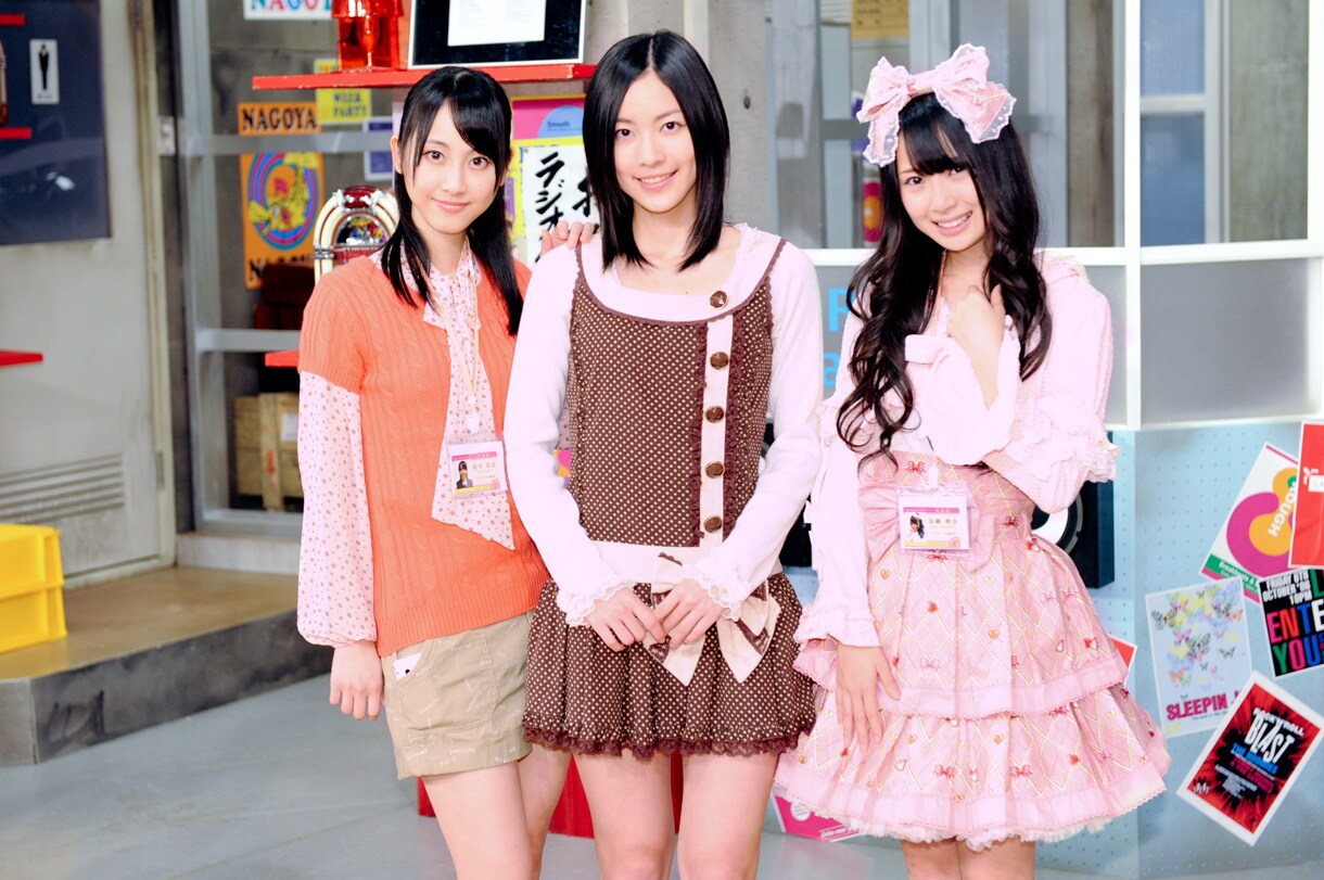 番組衣装を身にまとったSKE48メンバー。写真左から松井玲奈、松井珠