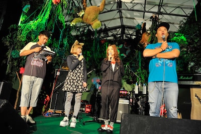 大貫亜美（PUFFY）、板橋よしえ（Candy Stripperデザイナー）、TKOによるトークショーの様子。