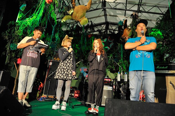 大貫亜美（PUFFY）、板橋よしえ（Candy Stripperデザイナー）、TKOによるトークショーの様子。