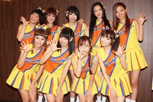 記者会見の様子。写真前列左から原望奈美、増田有華、梅田悠、浦野一美。後列左から中島愛子、田嶌友里香、西脇彩華、小林由佳、長谷川桃。