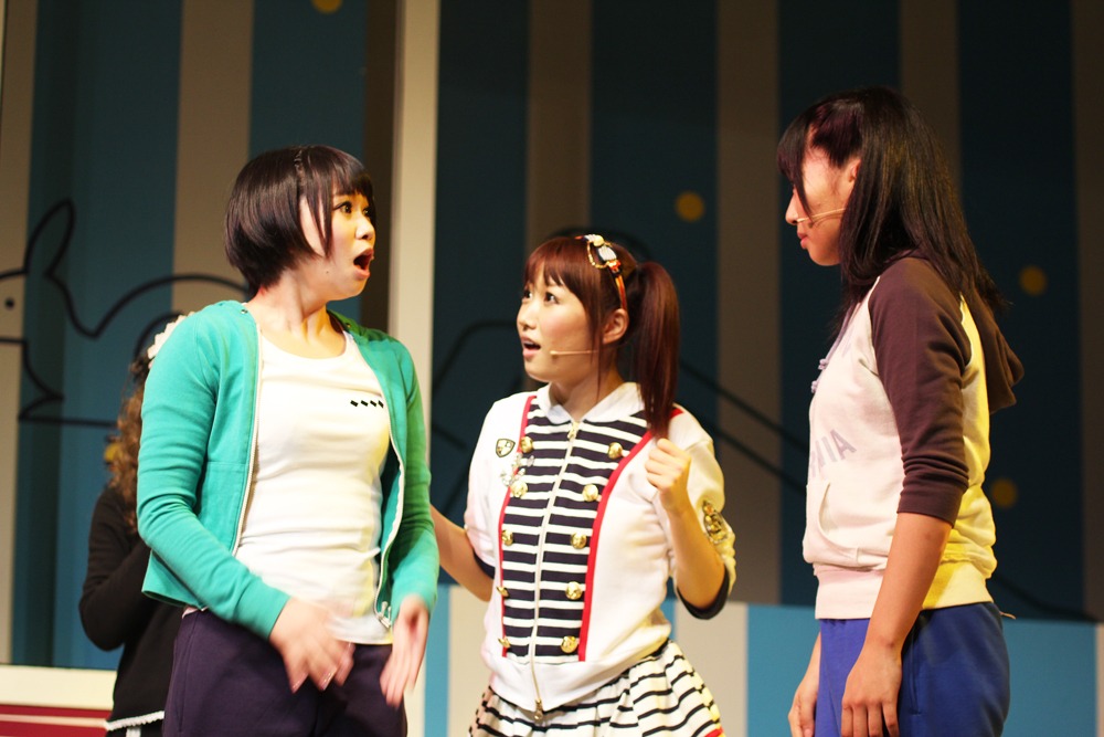 写真左から西脇彩華、浦野一美、増田有華（10月6日に行われた「中野ブロンディーズ」ゲネプロより）。