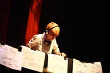 福岡晃子（チャットモンチー）によるDJパフォーマンスの様子。