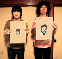 写真左から大橋裕之、坂本慎太郎。手にしているのはお互いに描きあった似顔絵。（撮影：ミチシタシンスケ）