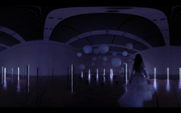 「ノルニル」ビデオクリップ（ホワイトタイプ）のワンシーン。