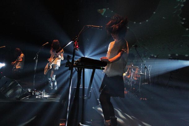 写真は昨日10月8日のライブの模様。