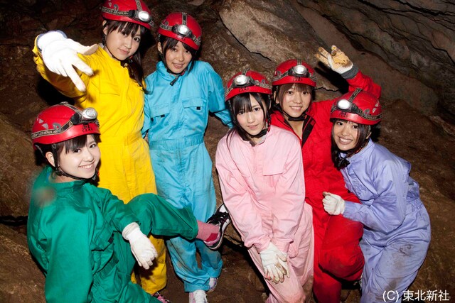 写真は「進め！洞窟探検隊」より。左から佐藤すみれ、小森美果、指原莉乃、渡辺麻友、高城亜樹、北原里英。