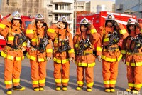 写真は「ハイパーレスキュー入隊！」より。左から秋元才加、藤江れいな、横山由依、大島優子、前田亜美、片山陽加。