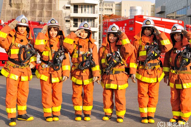 写真は「ハイパーレスキュー入隊！」より。左から秋元才加、藤江れいな、横山由依、大島優子、前田亜美、片山陽加。