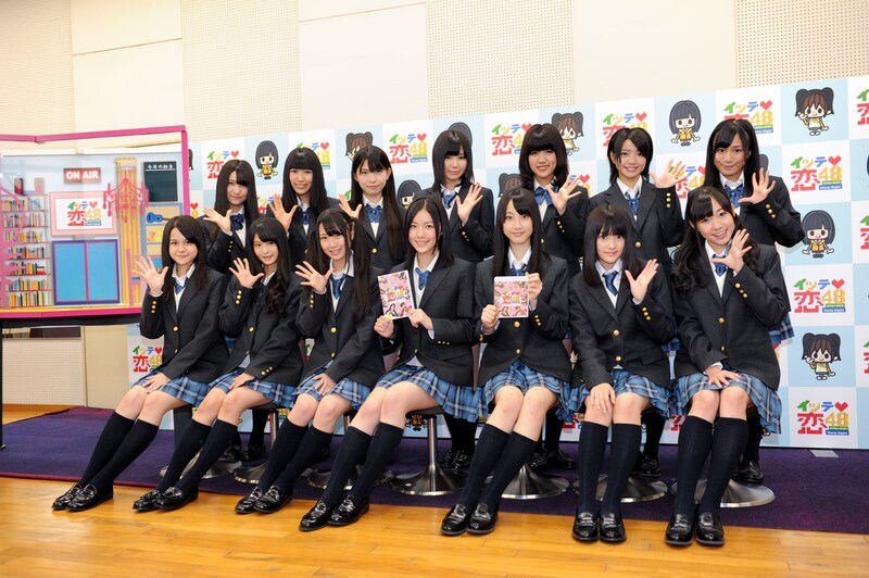 囲み取材に出席したSKE48のメンバー。