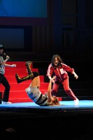 高橋奈苗選手（写真中央）をマットに投げつける松井珠理奈（右）。