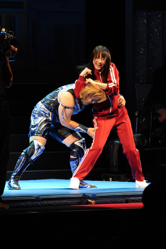 フラフラになりながらも倉垣翼選手（写真左）と格闘する松井玲奈（右）。