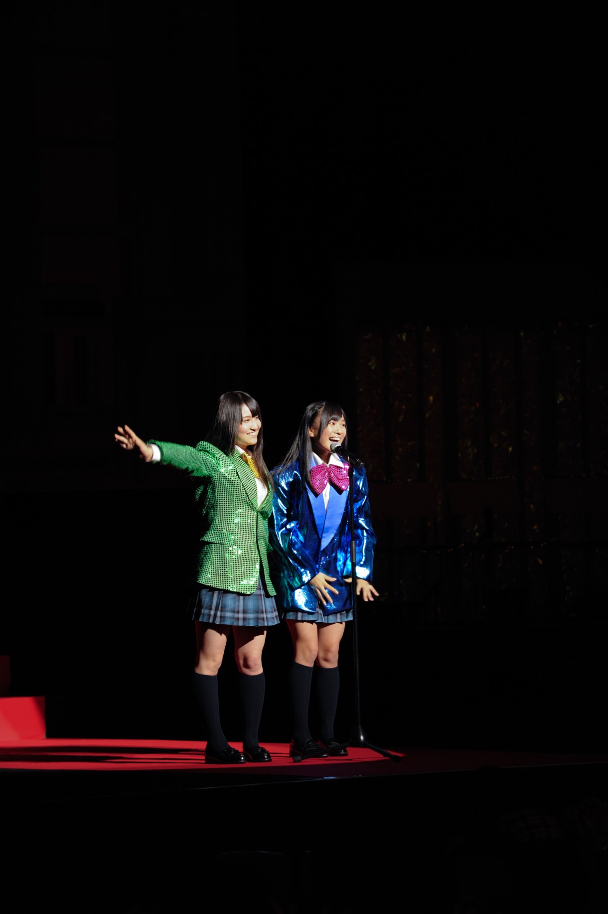 前説で漫才を披露した今出舞（写真左）と斉藤真木子（右）。