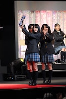 「ビビリ顔部門」を受賞した小木曽汐莉（写真左）。右側は高柳明音。