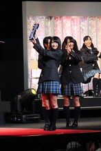 「ビビリ顔部門」を受賞した小木曽汐莉（写真左）。右側は高柳明音。