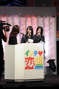 近藤サト（写真左）とイベントを進行した松井玲奈（中央）、松井珠理奈（右）。