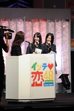 近藤サト（写真左）とイベントを進行した松井玲奈（中央）、松井珠理奈（右）。