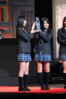 「アイドルの一線超えちゃった部門」を受賞した金子栞（写真左）と木下有希子（右）。