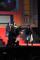 金子栞（写真中央）の抱えた風船を針で割る松本梨奈（右）。