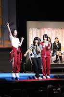 観客による判定の結果、松井珠理奈（写真左）が勝利。