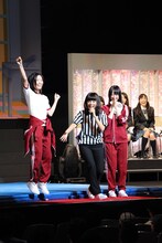 観客による判定の結果、松井珠理奈（写真左）が勝利。