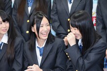 写真左から高柳明音、松井珠理奈、松井玲奈。