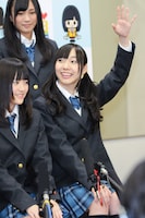 手を上げて会話に入り込む須田亜香里（写真右）。