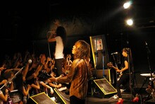 毛皮のマリーズ、2011年10月8日茨城・水戸ライトハウス公演の模様。