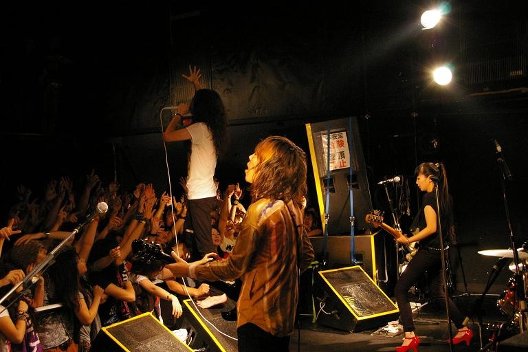 毛皮のマリーズ、2011年10月8日茨城・水戸ライトハウス公演の模様。