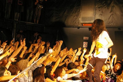 毛皮のマリーズ、2011年10月8日茨城・水戸ライトハウス公演の模様。