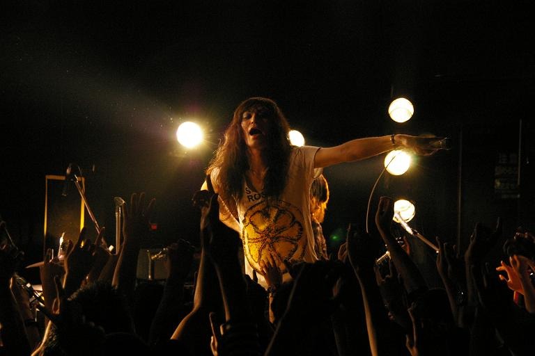 毛皮のマリーズ、2011年10月8日茨城・水戸ライトハウス公演の模様。