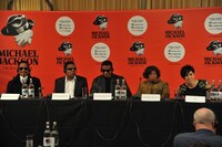 「MICHAEL JACKSON TRIBUTE LIVE」記者会見の模様。左からマーロン・ジャクソン、ティト・ジャクソン、ジャッキー・ジャクソン、キャサリン・ジャクソン、AI。