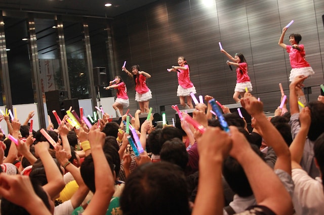 第3部アンコール「走れ！」ではペンライトを振り回して会場とステージが一体に。