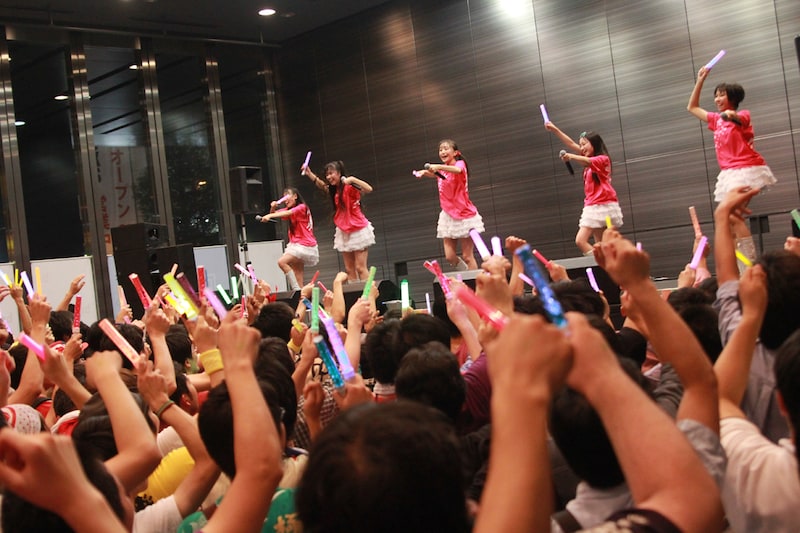 第3部アンコール「走れ！」ではペンライトを振り回して会場とステージが一体に。