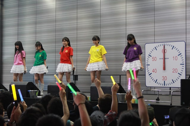 第1部ではステージ上に巨大なタイマーが用意されたが、不具合のため第2部からは高城れに（写真右端）がストップウォッチを使って計測した。