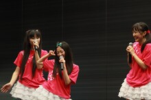 ブリブリのアイドルポーズを決める有安杏果（写真中央）。