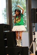 「行くぜっ！怪盗少女」ではモニターによじのぼって観客を煽った有安杏果。