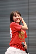 切りすぎた前髪が気になるリーダー百田夏菜子。先日行われた高校の体育祭では徒競走1位、総合1位を記録したとのこと。