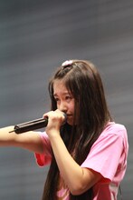 おでこを出したがらないリーダー百田の代わりにおでこを見せた佐々木彩夏。