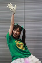 第2部「words of the mind」では有安杏果恒例の軍手を使ったパフォーマンスも。客席に軍手を投げ入れるシーンでは背面投げにチャレンジ。