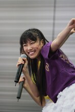 「憲法第21条、世界で一番かわいくて愛嬌のある笑顔の子は高城れに！」と、唐突に謎の憲法を発表したももクロ最年長、高城れに。ちなみに第7条は「地球の中心は高城れに、そしてみんなの中心は高城れに！」。