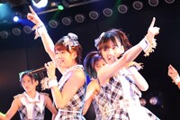 写真左から島田晴香、島崎遥香。なお島田は大場美奈が復帰するまでの間、チーム4キャプテン代行を務める。