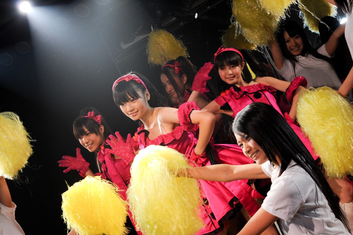 「アイドルなんて呼ばないで」を歌唱する小嶋菜月、島崎遥香、加藤玲奈、市川美織（写真左から）。同曲ではバックダンサーとして、チアリーダー姿の研究生もステージに登場した。