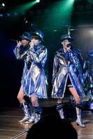 「僕とジュリエットとジェットコースター」を歌唱する阿部マリア、島田晴香、伊豆田莉奈（写真左から）。