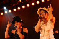 「ヒグラシノコイ」を歌唱する川栄李奈、竹内美宥（写真左から）。