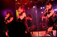 「愛しさのdefense」を歌唱する山内鈴蘭、永尾まりや、小林茉里奈（写真左から）。