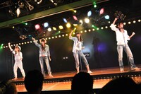 「向日葵」を歌唱する仲俣汐里、入山杏奈、中村麻里子、藤田奈那（写真左から）。