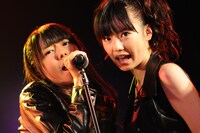 中村麻里子、島崎遥香（写真左から）。